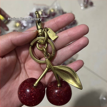 Ключодържател за чанта с шарка Череша, смола, декоративен аксесоар, стил смесена естетика, пролет 2025 (Материал: Смола; Шаблон: Плод; Функция: Декорация; Стил: Смесена естетика; Година на пускане: Пролет 2025)