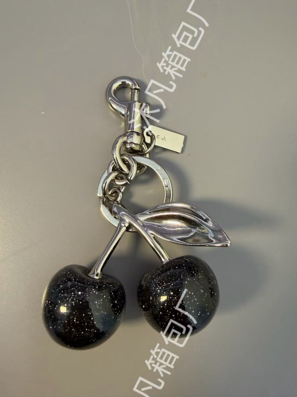 Ключодържател за чанта с шарка Череша, смола, декоративен аксесоар, стил смесена естетика, пролет 2025 (Материал: Смола; Шаблон: Плод; Функция: Декорация; Стил: Смесена естетика; Година на пускане: Пролет 2025)