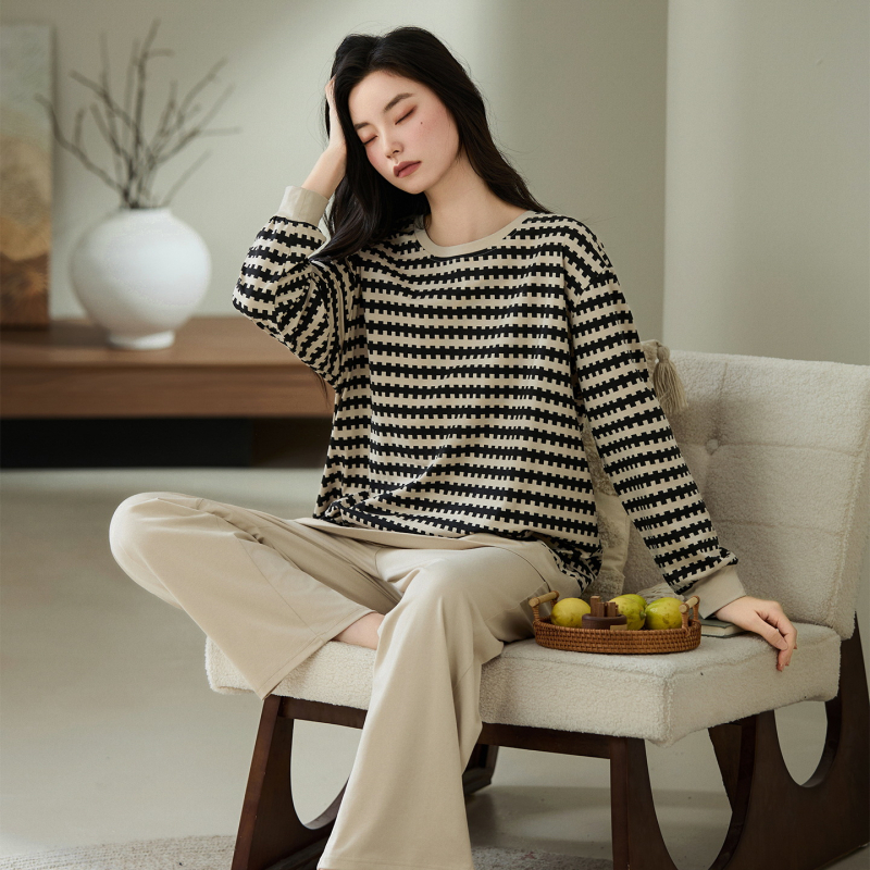 Σετ πιτζάμες από καθαρό βαμβάκι, μακριές μανίκια, στρογγυλή λαιμόκοψη, αντιβακτηριακό και αναπνεύσιμο, μεσαίου βάρους 181–200 g/m², κατάλληλο για άνοιξη και φθινόπωρο, για σπίτι και εξωτερικούς χώρους.