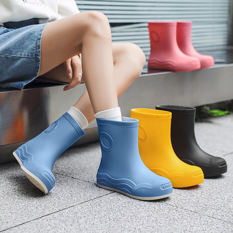 Ženske kišne čizme, vodootporne, do sredine potkoljenice, PVC gornji dio, protuklizne i otporne na trošenje, niski potpetica 1–3 cm