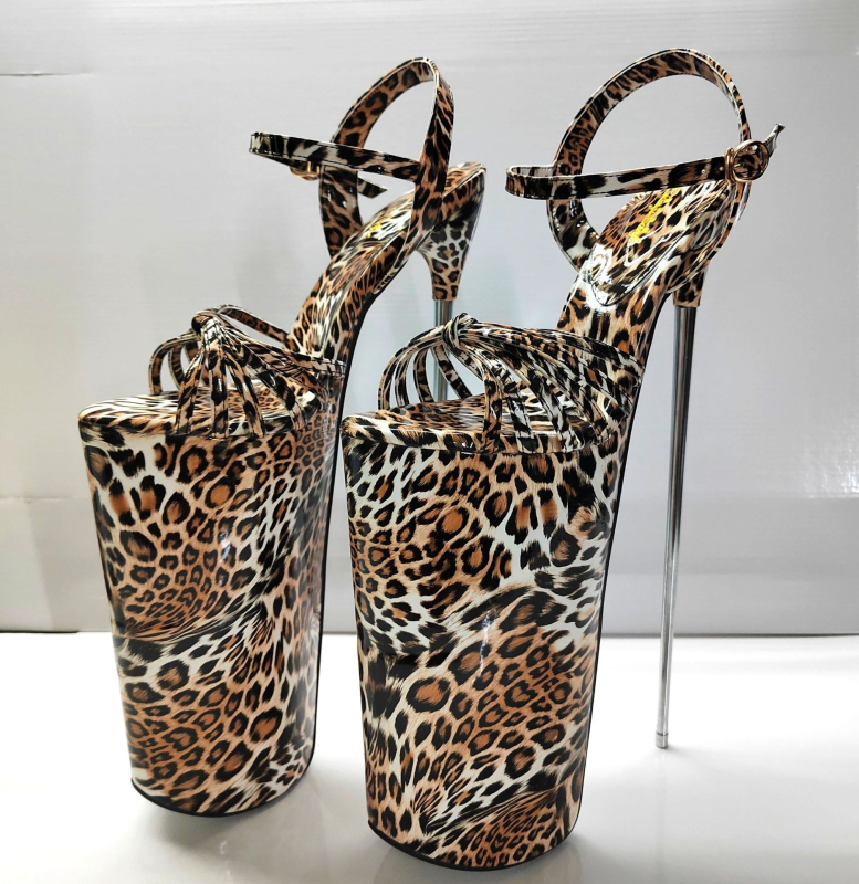 Сандали с тънък ток над 8 см, горна част от кърдюрен плат, закопчаване с катарама, отворен пръст, подметка от гума, вътрешност микрофибър