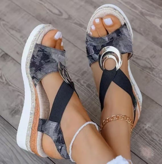 Sandale dama din PU, vârf în formă de gură de pește, toc tip wedge, cataramă metalică și detaliu din sfoară de cânepă, talpă din cauciuc