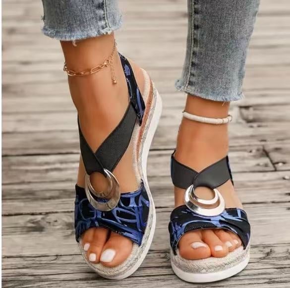 Sandale dama din PU, vârf în formă de gură de pește, toc tip wedge, cataramă metalică și detaliu din sfoară de cânepă, talpă din cauciuc