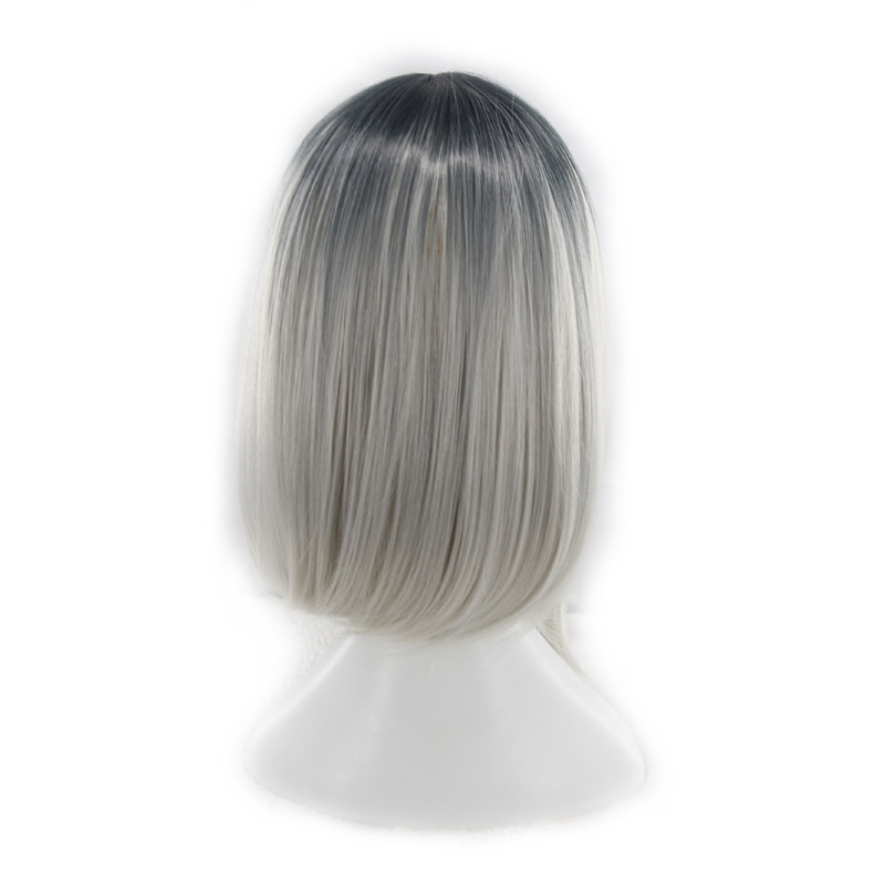 Gradiens rövid paróka teljes fejfedővel, hőálló rostokból, rövid egyenes fazon hosszú frufral, festhető vagy göndöríthető.