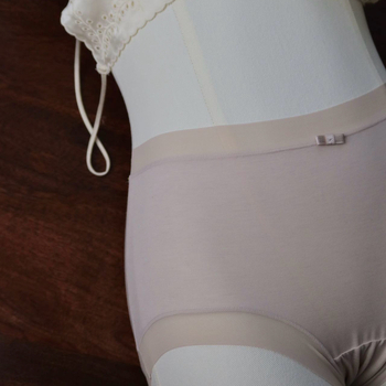 Dámske nohavičky z ultra jemného modalu s hodvábom z moruše; priedušné, antibakteriálne; pletený materiál; stredný pás; podšívka rozkroku 100% bavlna