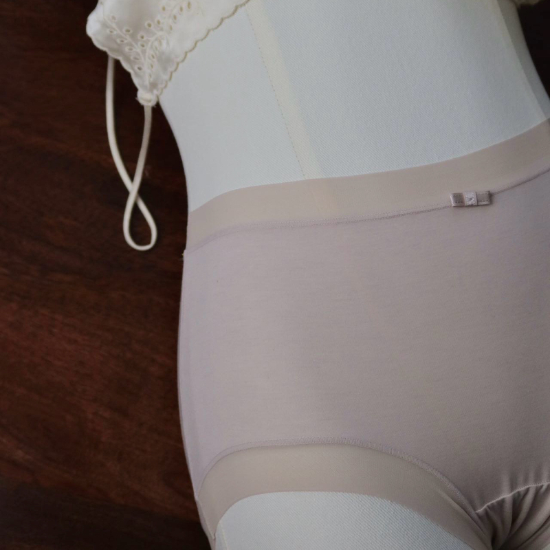 Dámske nohavičky z ultra jemného modalu s hodvábom z moruše; priedušné, antibakteriálne; pletený materiál; stredný pás; podšívka rozkroku 100% bavlna