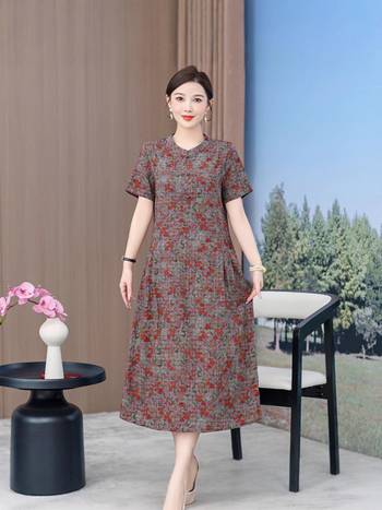 A-line haljina u kineskom stilu s cvjetnim uzorkom, ovratnik Cheongsam tipa, kopčama s tri gumba, poliester tkanina, srednje duljine.