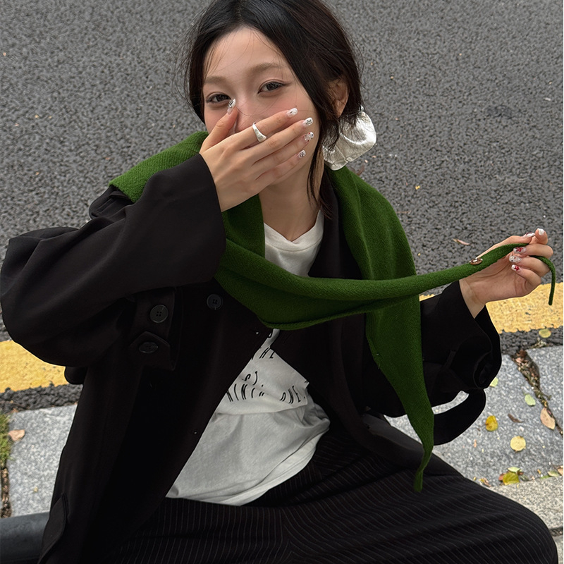 Вълнен триъгълен плетен шал – Топлина, Warp плетене, Есен, Оригинален дизайн, Средна дължина