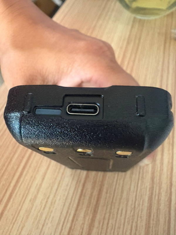 Walkie-Talkie LiPo akkumulátor USB töltővel – Kapacitás 8000, RF Kimenet 400, Frekvenciasáv 10km-50km, Elméleti távolság 1.5km-3km, Vízálló