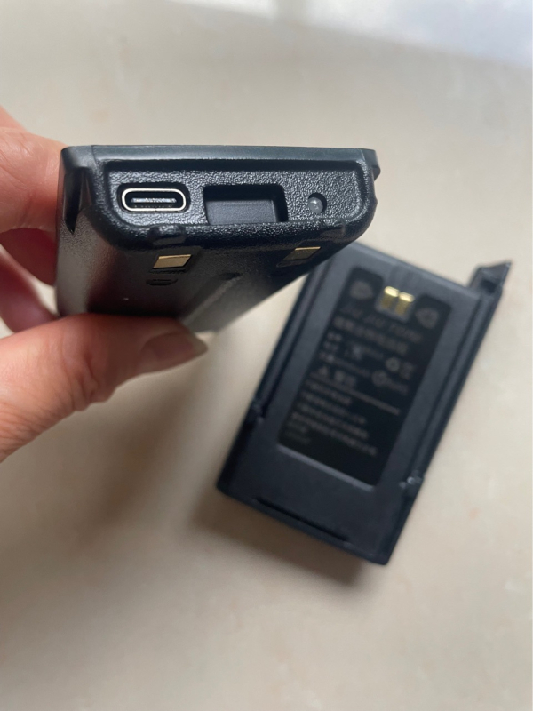 Walkie-Talkie LiPo akkumulátor USB töltővel – Kapacitás 8000, RF Kimenet 400, Frekvenciasáv 10km-50km, Elméleti távolság 1.5km-3km, Vízálló