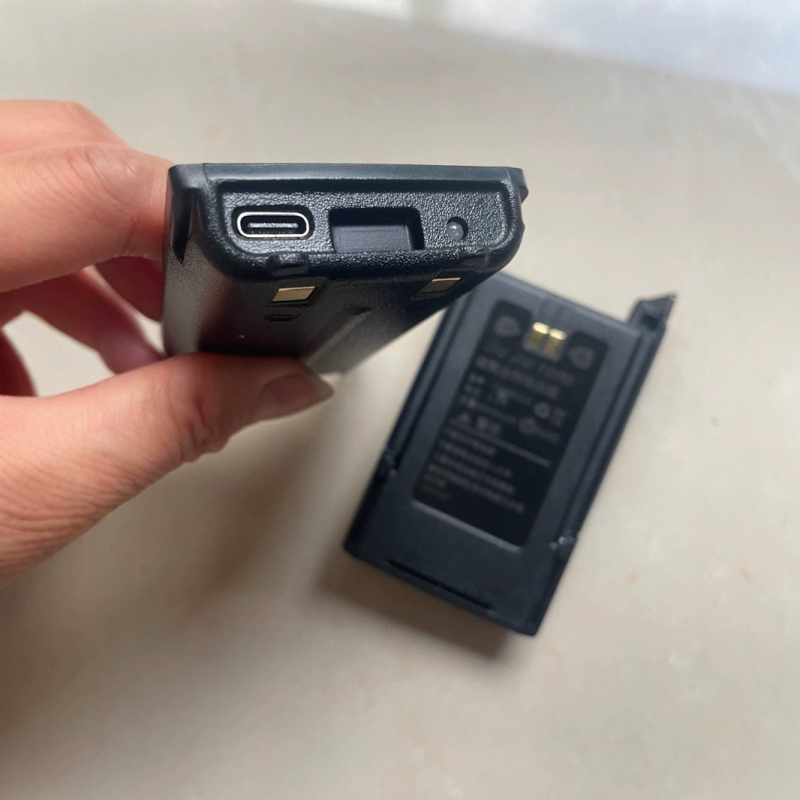 Walkie-Talkie LiPo akkumulátor USB töltővel – Kapacitás 8000, RF Kimenet 400, Frekvenciasáv 10km-50km, Elméleti távolság 1.5km-3km, Vízálló