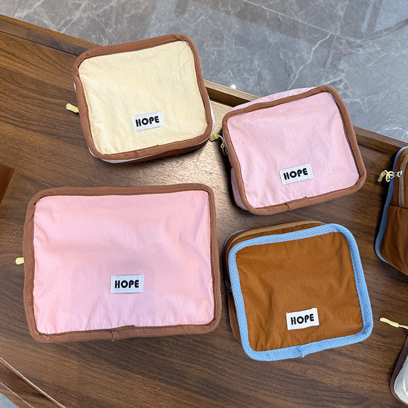 Geantă cosmetică din nylon, stil urban minimalist, geantă mică pătrată, organizator cosmetic de voiaj portabil, lansare vara 2025