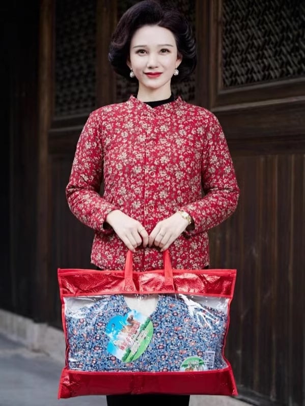 Palton din blană de iepure cu umplutură din bumbac pentru femei în vârstă, mâneci lungi, decolteu în V, închidere cu un nasture, lungime 50–65 cm