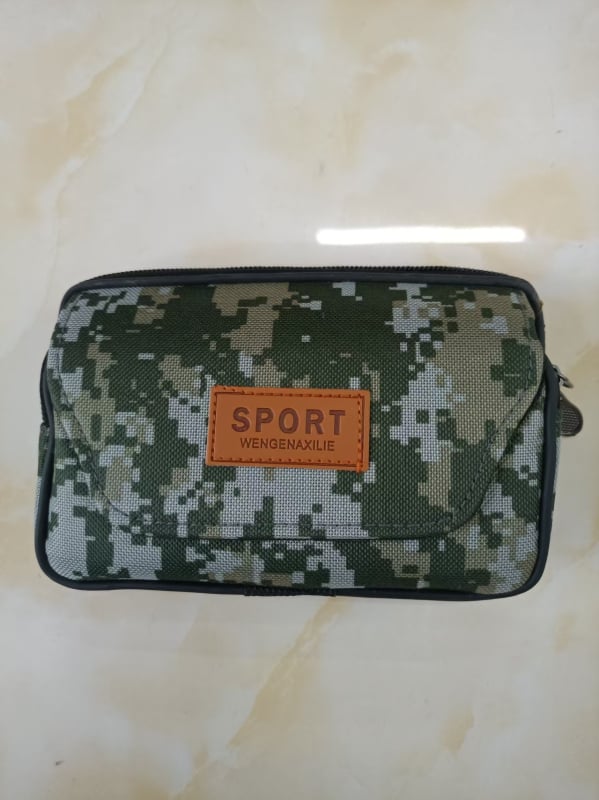 Férfi övtáska, Oxford anyag, terheléscsökkentés, vízszintes vagy függőleges négyszög alakú forma, bélés szintetikus bőrrel, irodalmi-nemzeti stílus