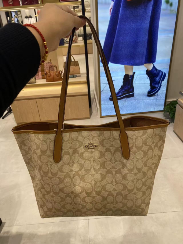 Tote torba, gradski stil minimalističkog dizajna, PVC materijal, vodoravni kvadratni oblik, magnetsko zatvaranje, unutarnja džep s zatvaračem