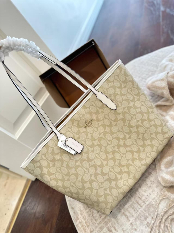 Tote torba, gradski stil minimalističkog dizajna, PVC materijal, vodoravni kvadratni oblik, magnetsko zatvaranje, unutarnja džep s zatvaračem