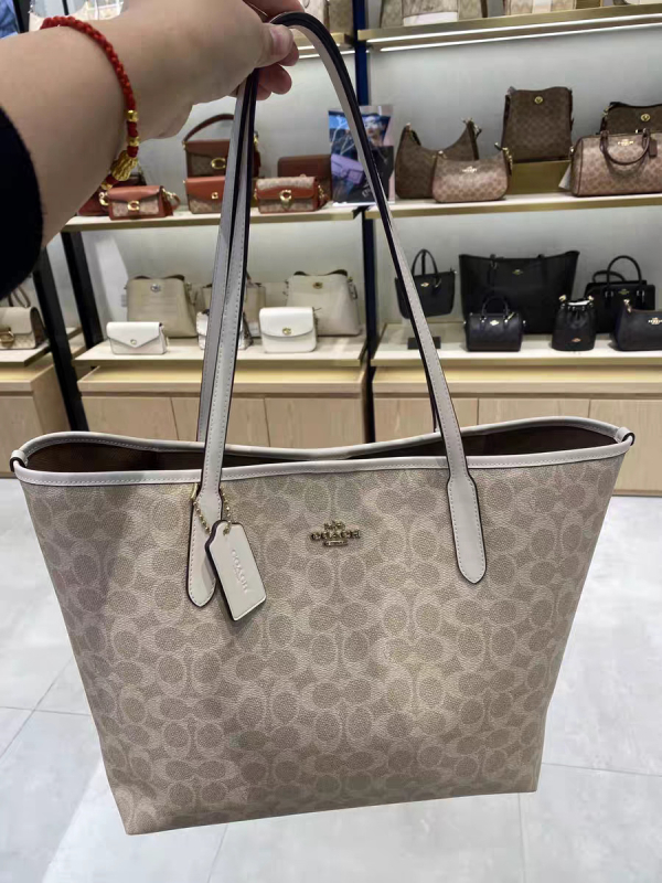 Tote torba, gradski stil minimalističkog dizajna, PVC materijal, vodoravni kvadratni oblik, magnetsko zatvaranje, unutarnja džep s zatvaračem