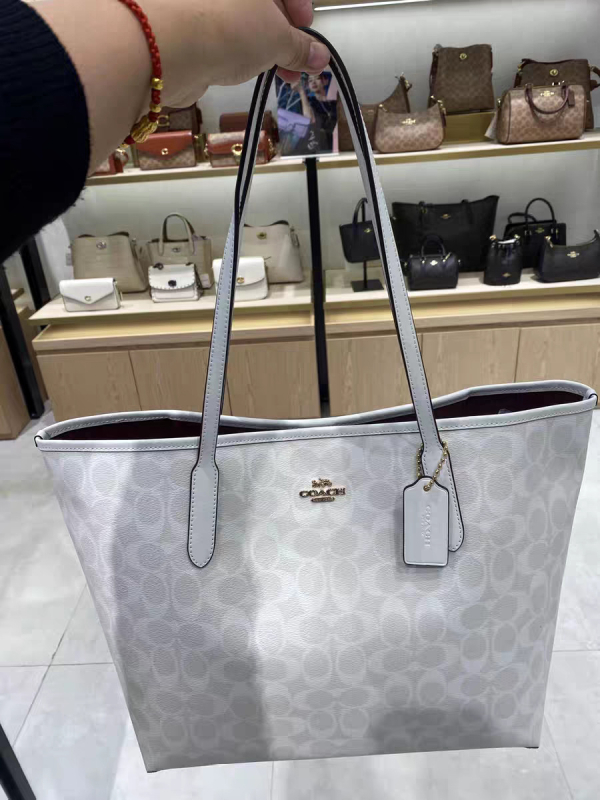 Tote torba, gradski stil minimalističkog dizajna, PVC materijal, vodoravni kvadratni oblik, magnetsko zatvaranje, unutarnja džep s zatvaračem