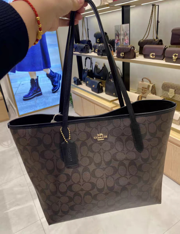Tote torba, gradski stil minimalističkog dizajna, PVC materijal, vodoravni kvadratni oblik, magnetsko zatvaranje, unutarnja džep s zatvaračem