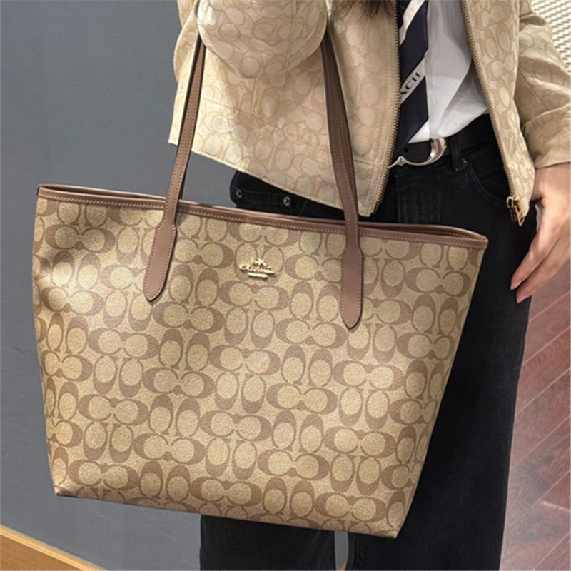 Tote torba, gradski stil minimalističkog dizajna, PVC materijal, vodoravni kvadratni oblik, magnetsko zatvaranje, unutarnja džep s zatvaračem