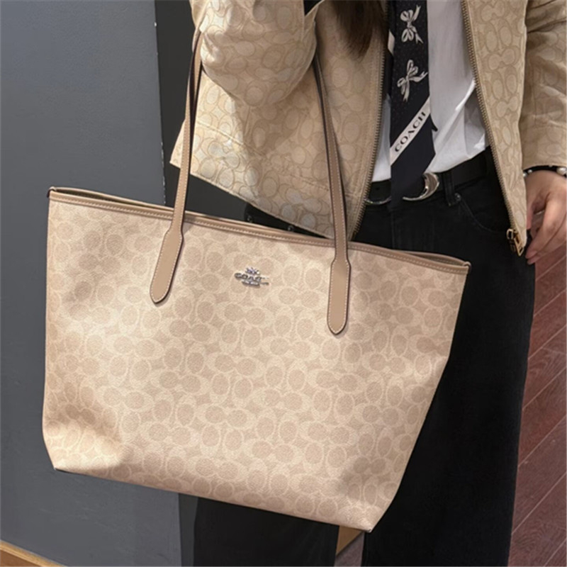 Tote torba, gradski stil minimalističkog dizajna, PVC materijal, vodoravni kvadratni oblik, magnetsko zatvaranje, unutarnja džep s zatvaračem