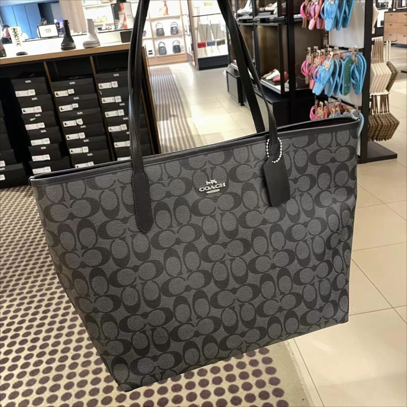 Tote torba, gradski stil minimalističkog dizajna, PVC materijal, vodoravni kvadratni oblik, magnetsko zatvaranje, unutarnja džep s zatvaračem