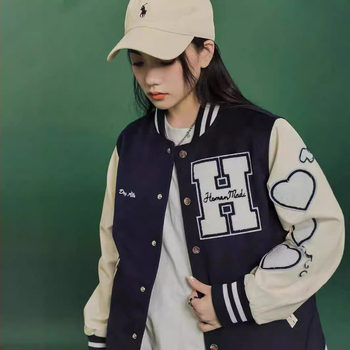 Kabát so srdcom vyšívaným, japonský retro dizajn, umelá vlna, dlhé rukávy, guľatý výstrih, zapínanie na jeden rad gombíkov, zima 2025.