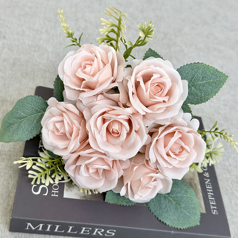 7‑fejű kézzel tartott rózsák esküvői fotózáshoz – rekvizit | Márka: Quanyi flowers; Anyag: Pan fabric; Fajta: Rose