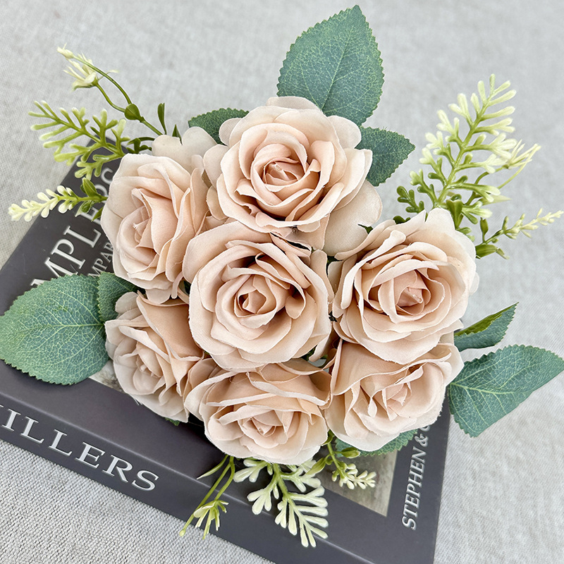 7‑fejű kézzel tartott rózsák esküvői fotózáshoz – rekvizit | Márka: Quanyi flowers; Anyag: Pan fabric; Fajta: Rose