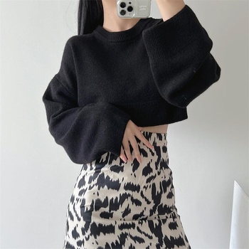 Πλεκτό πουλόβερ από μείγμα κασμίρ με πολυεστέρα και νάιλον, με στρογγυλό λαιμό, μακριές μανίκια, χαλαρή γραμμή, λεπτομέρεια κολλάζ ραφές