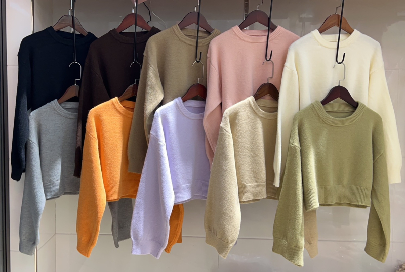 Πλεκτό πουλόβερ από μείγμα κασμίρ με πολυεστέρα και νάιλον, με στρογγυλό λαιμό, μακριές μανίκια, χαλαρή γραμμή, λεπτομέρεια κολλάζ ραφές