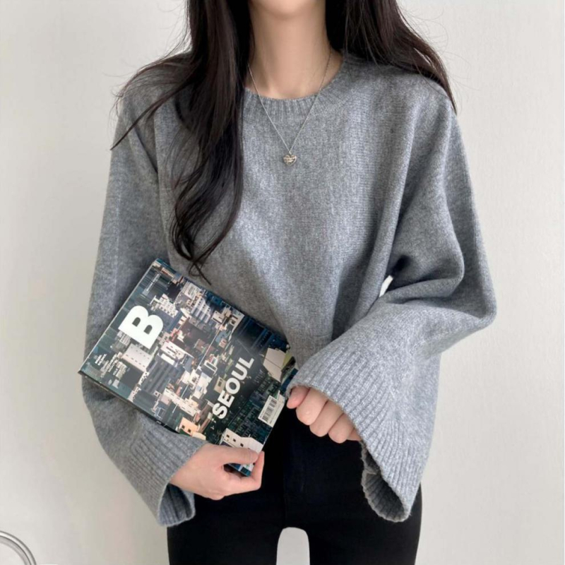 Πλεκτό πουλόβερ από μείγμα κασμίρ με πολυεστέρα και νάιλον, με στρογγυλό λαιμό, μακριές μανίκια, χαλαρή γραμμή, λεπτομέρεια κολλάζ ραφές