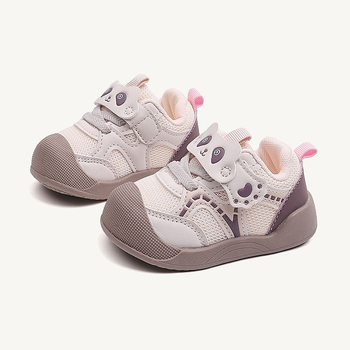 Baba- és kisgyermek járócipő, tavasz–ősz, légáteresztő, csúszásmentes, kopásálló; felsőrész PU/szintetikus bőr, talp TPR, Velcro-zárás, alacsony bokavágás, mesefigurás minta, 6–36 hónapos korosztály