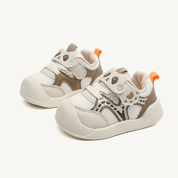 Baba- és kisgyermek járócipő, tavasz–ősz, légáteresztő, csúszásmentes, kopásálló; felsőrész PU/szintetikus bőr, talp TPR, Velcro-zárás, alacsony bokavágás, mesefigurás minta, 6–36 hónapos korosztály