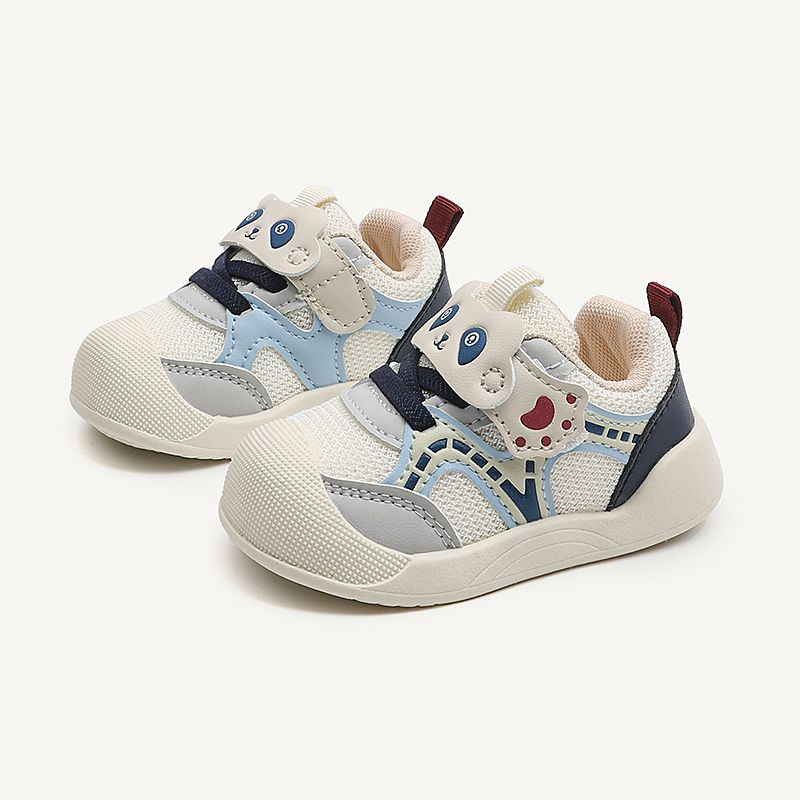 Baba- és kisgyermek járócipő, tavasz–ősz, légáteresztő, csúszásmentes, kopásálló; felsőrész PU/szintetikus bőr, talp TPR, Velcro-zárás, alacsony bokavágás, mesefigurás minta, 6–36 hónapos korosztály