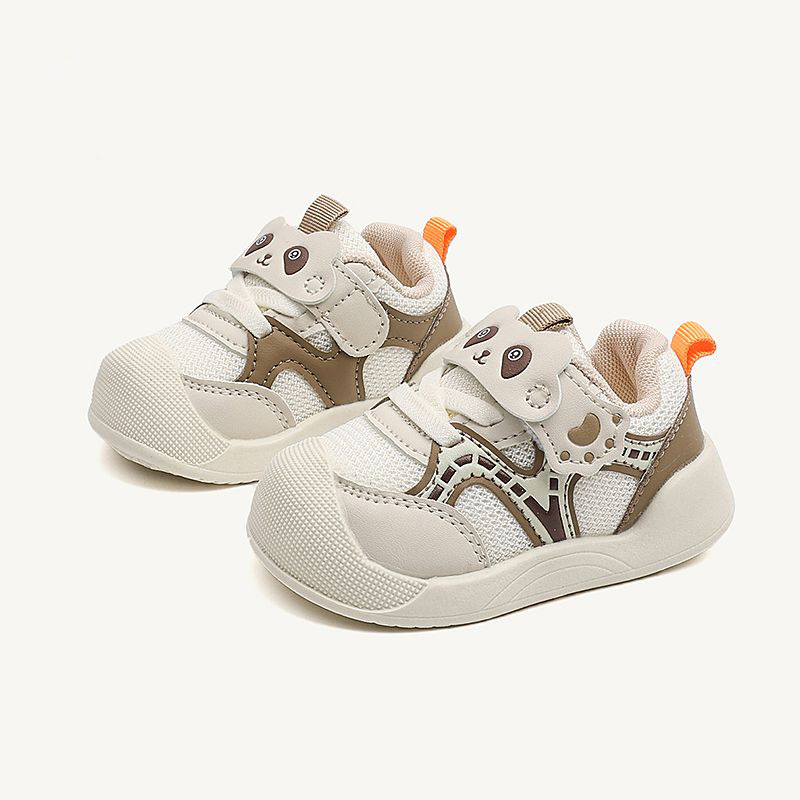 Baba- és kisgyermek járócipő, tavasz–ősz, légáteresztő, csúszásmentes, kopásálló; felsőrész PU/szintetikus bőr, talp TPR, Velcro-zárás, alacsony bokavágás, mesefigurás minta, 6–36 hónapos korosztály