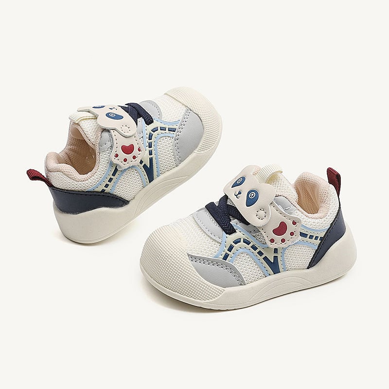 Baba- és kisgyermek járócipő, tavasz–ősz, légáteresztő, csúszásmentes, kopásálló; felsőrész PU/szintetikus bőr, talp TPR, Velcro-zárás, alacsony bokavágás, mesefigurás minta, 6–36 hónapos korosztály