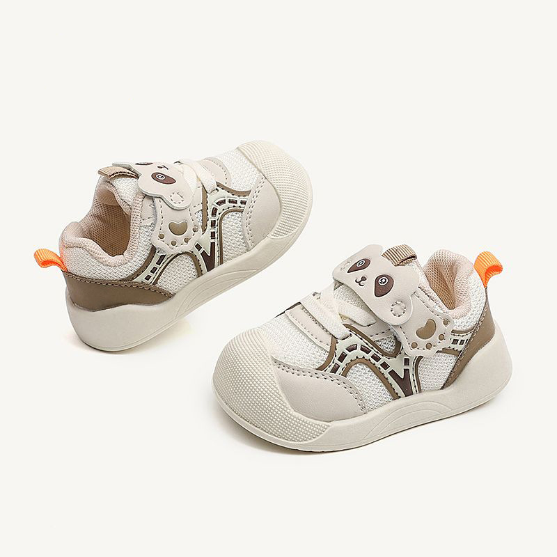 Baba- és kisgyermek járócipő, tavasz–ősz, légáteresztő, csúszásmentes, kopásálló; felsőrész PU/szintetikus bőr, talp TPR, Velcro-zárás, alacsony bokavágás, mesefigurás minta, 6–36 hónapos korosztály