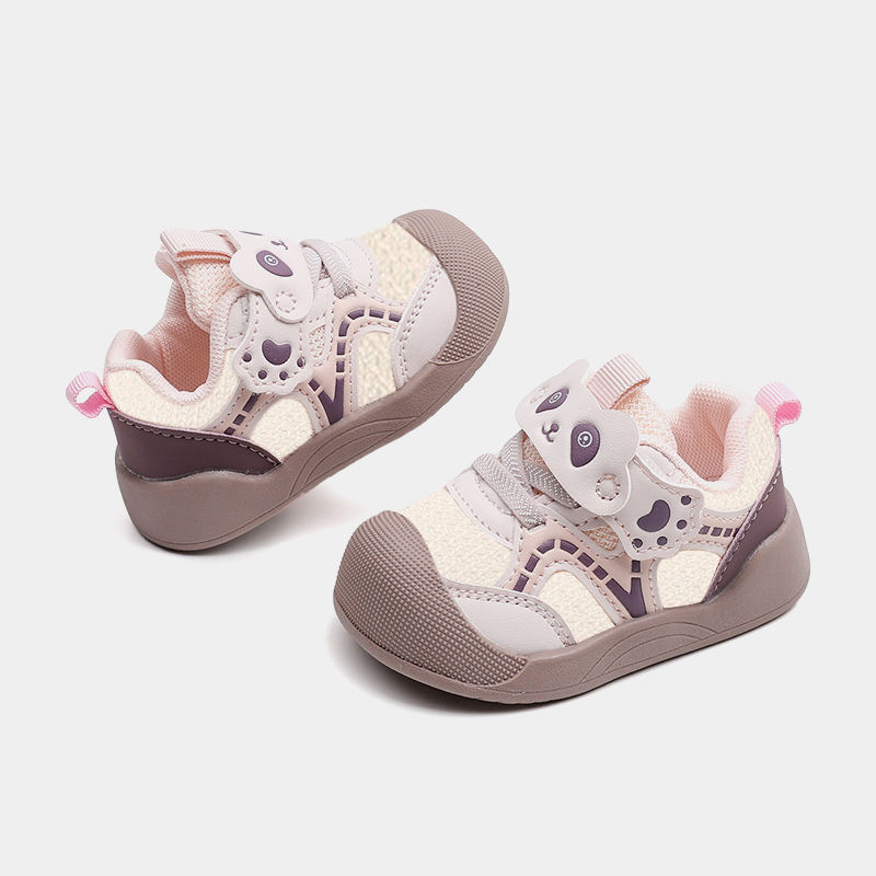 Baba- és kisgyermek járócipő, tavasz–ősz, légáteresztő, csúszásmentes, kopásálló; felsőrész PU/szintetikus bőr, talp TPR, Velcro-zárás, alacsony bokavágás, mesefigurás minta, 6–36 hónapos korosztály