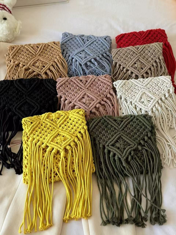 Crossbody torba od pamukovih niti s resicama, casual stil, pletena od slame, horizontalni kvadratni oblik, zatvaranje s poklopcem