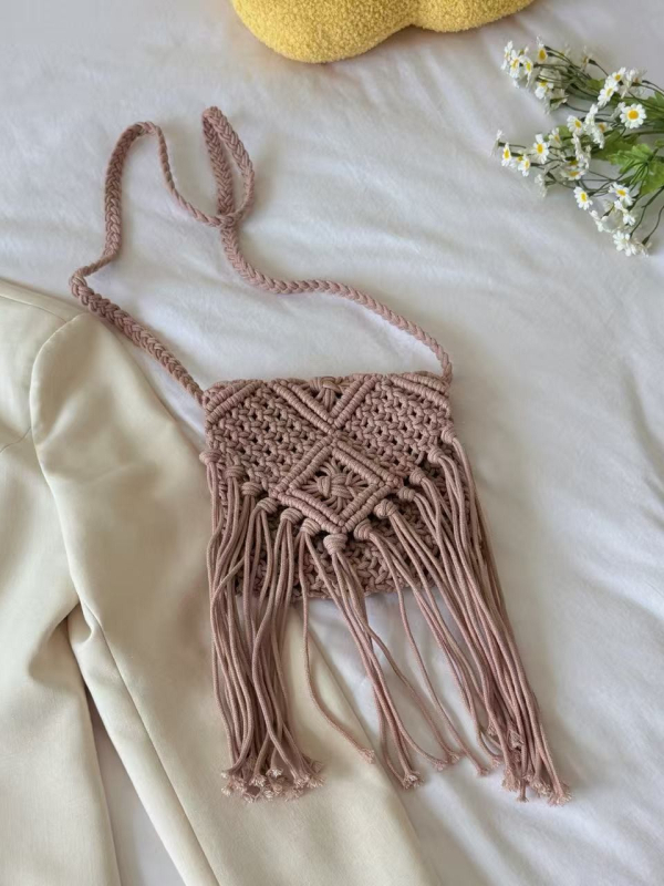 Crossbody torba od pamukovih niti s resicama, casual stil, pletena od slame, horizontalni kvadratni oblik, zatvaranje s poklopcem