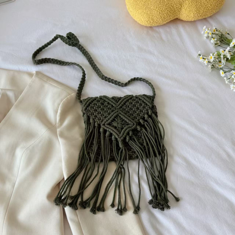Crossbody torba od pamukovih niti s resicama, casual stil, pletena od slame, horizontalni kvadratni oblik, zatvaranje s poklopcem