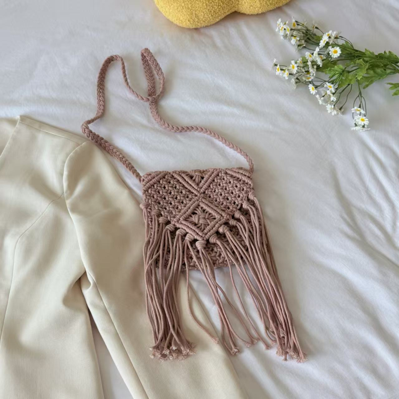 Crossbody torba od pamukovih niti s resicama, casual stil, pletena od slame, horizontalni kvadratni oblik, zatvaranje s poklopcem