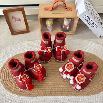 Baba zoknicipő bundás felsővel (Tél; Rajzfilm-minta; 12–48 hónapos kor)