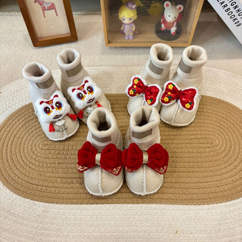 Baba zoknicipő bundás felsővel (Tél; Rajzfilm-minta; 12–48 hónapos kor)