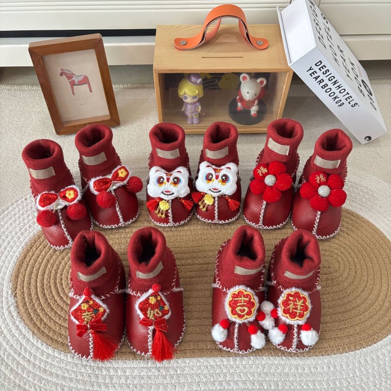 Baba zoknicipő bundás felsővel (Tél; Rajzfilm-minta; 12–48 hónapos kor)