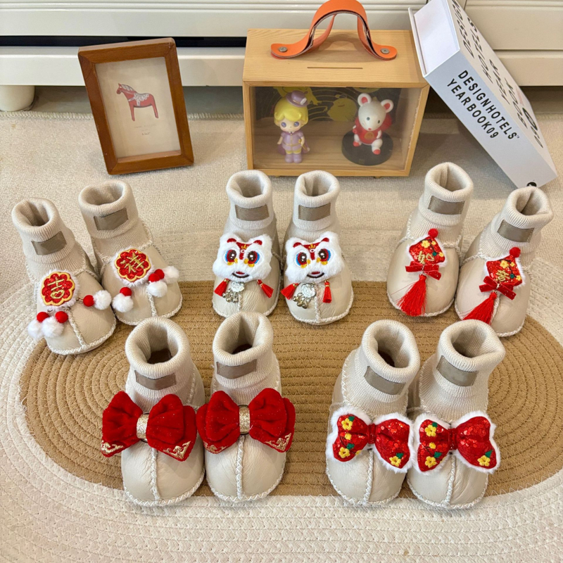 Baba zoknicipő bundás felsővel (Tél; Rajzfilm-minta; 12–48 hónapos kor)