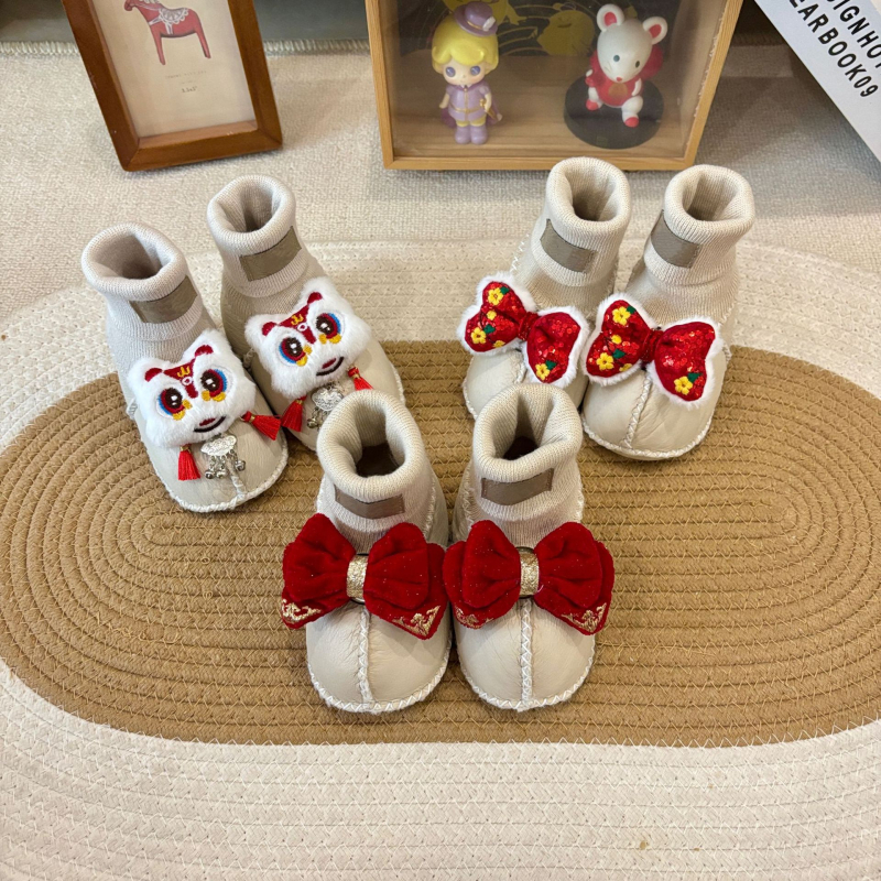 Baba zoknicipő bundás felsővel (Tél; Rajzfilm-minta; 12–48 hónapos kor)