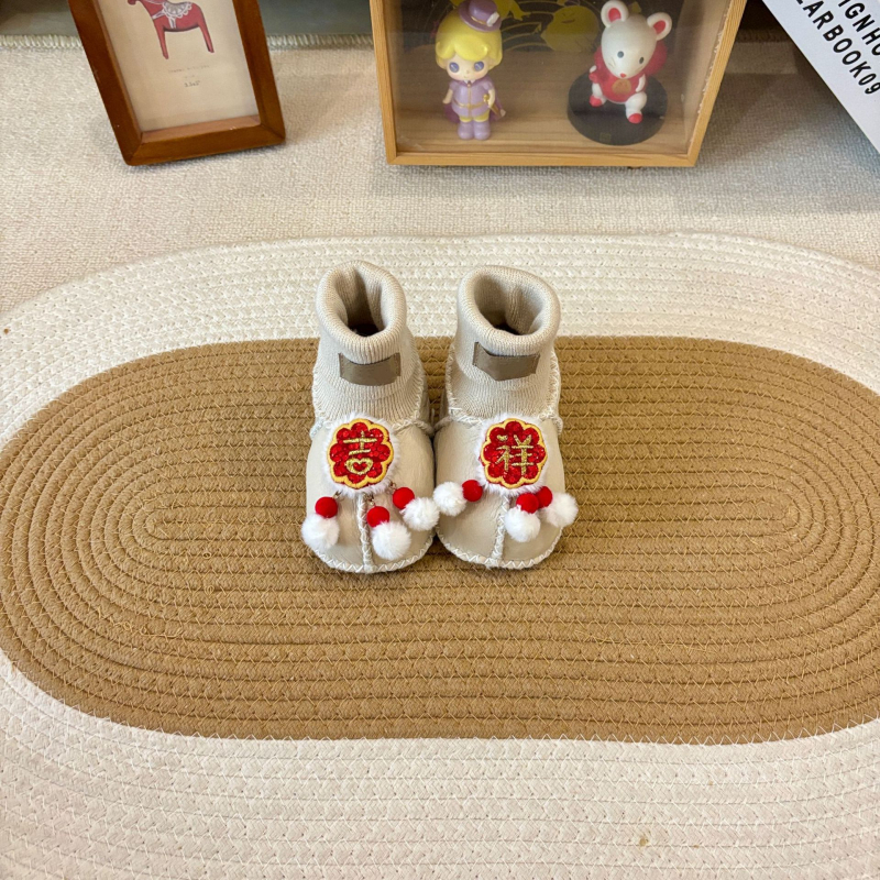 Baba zoknicipő bundás felsővel (Tél; Rajzfilm-minta; 12–48 hónapos kor)