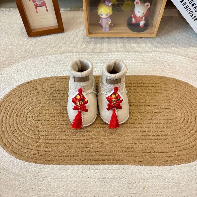 Baba zoknicipő bundás felsővel (Tél; Rajzfilm-minta; 12–48 hónapos kor)